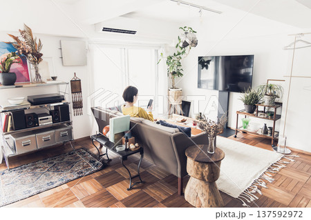 リビングの女性 リビングの女性 137592972