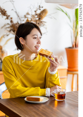 朝食を食べるミドルの女性 137592979