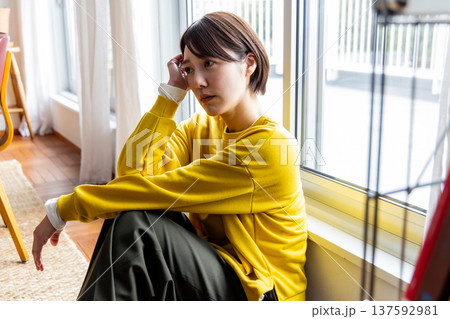 落ち込む女性 落ち込む女性 137592981
