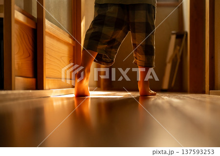 廊下を歩く子供の足 137593253