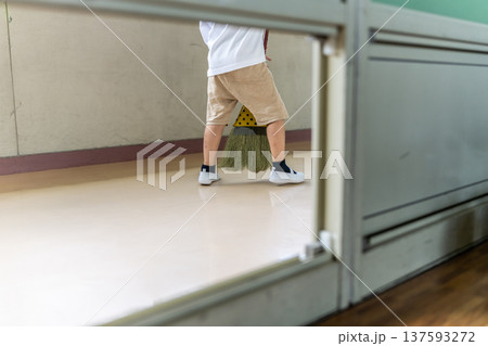 ドア越しに見る掃除をする子供の足元 ドア越しに見る掃除をする子供の足元 137593272
