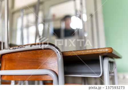 あやしい人影と教室の机と椅子のクローズアップ あやしい人影と教室の机と椅子のクローズアップ 137593273
