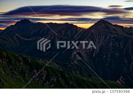 双六岳から見る未明の鷲羽岳と水晶岳 137593398