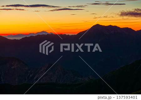 北アルプス・双六岳から見る夜明けの大天井岳と浅間山 137593401
