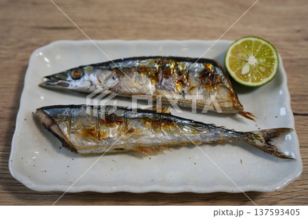 脂ののった秋刀魚の塩焼き 脂ののった秋刀魚の塩焼き 137593405