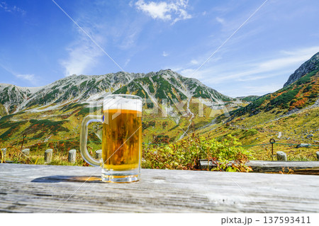ビールを飲みながら雄山を眺める 137593411