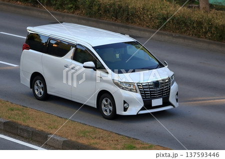 白い高級ミニバン イメージ 白い高級ミニバン イメージ 137593446