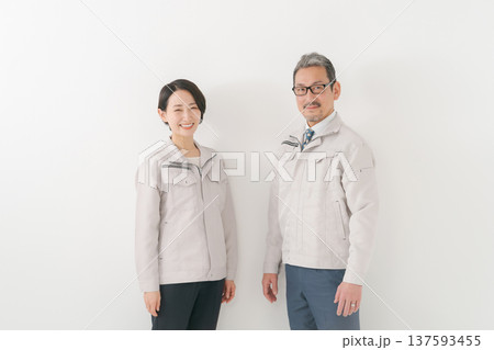 作業服を着た男女 137593455