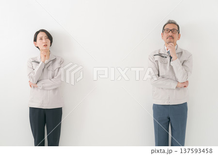 作業服を着た男女 作業服を着た男女 137593458