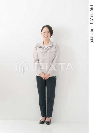 作業服を着た女性の全身 137593561