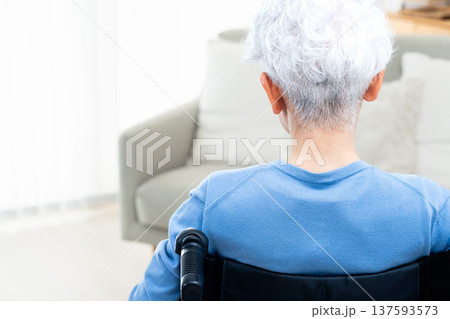 車椅子に座るシニア女性の後ろ姿 137593573