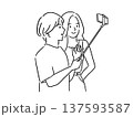 スマホを使って動画撮影をする2人 137593587