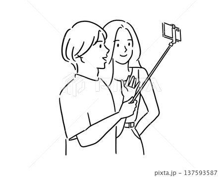 スマホを使って動画撮影をする2人 137593587