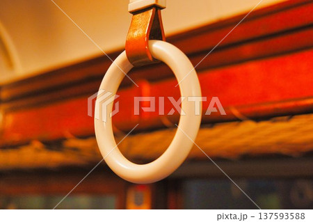 レトロ電車　つり革 137593588