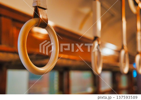 レトロ電車　つり革 137593589