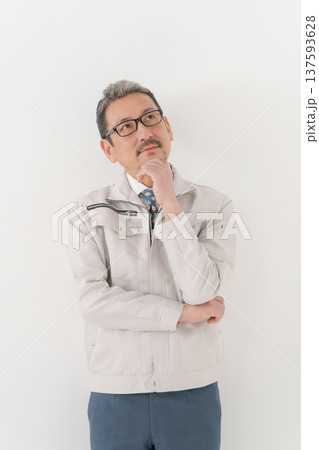 悩む作業着の男性 悩む作業着の男性 137593628