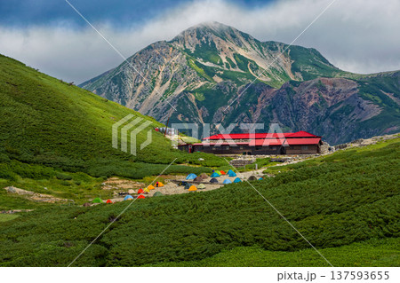 弓折岳への稜線から見る双六小屋と雲湧く鷲羽岳 弓折岳への稜線から見る双六小屋と雲湧く鷲羽岳 137593655