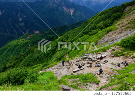 北アルプス・弓折乗越の登山者と鏡平の眺め 北アルプス・弓折乗越の登山者と鏡平の眺め 137593666