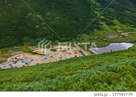 双六岳稜線から見る双六池とキャンプ場 137593770