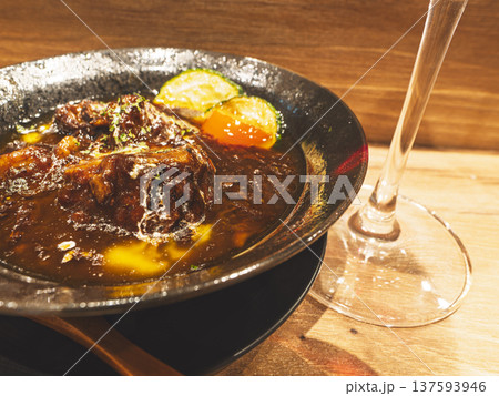芳醇なコクを味わう、牛肉の赤ワイン煮の誘惑 137593946