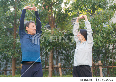 ストレッチをするミドル夫婦 ストレッチをするミドル夫婦 137593993