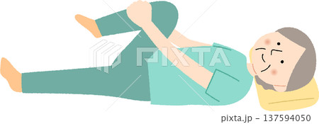 仰向けで膝抱えストレッチをするシニア女性 仰向けで膝抱えストレッチをするシニア女性 137594050
