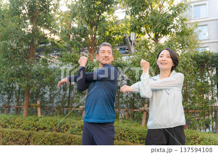 ストレッチをするミドル夫婦 137594108