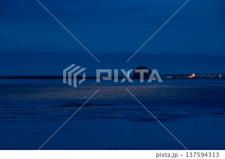 月の光に耀く夜の海面 137594313