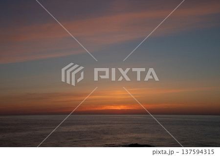 夕暮れの光る海 夕暮れの光る海 137594315