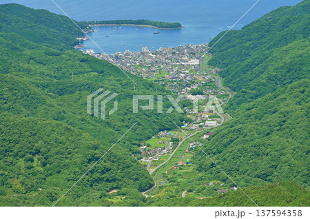 伊豆半島の伊豆山稜線歩道　達磨山より望む戸田漁港 137594358