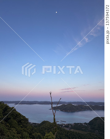 朝の奄美の海と集落|月が残る静かな風景 朝の奄美の海と集落|月が残る静かな風景 137594372