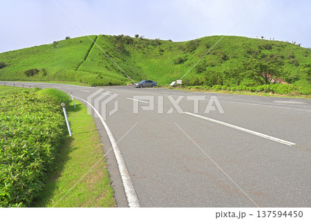 伊豆半島の伊豆山稜線歩道 夏の西伊豆スカイラインの戸田駐車場 伊豆半島の伊豆山稜線歩道 夏の西伊豆スカイラインの戸田駐車場 137594450