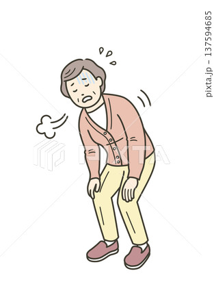 息切れをして大きな呼吸をする高齢者女性 137594685