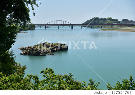 熊野川に浮かぶ亀島と熊野大橋　【三重県紀宝町】 137594767