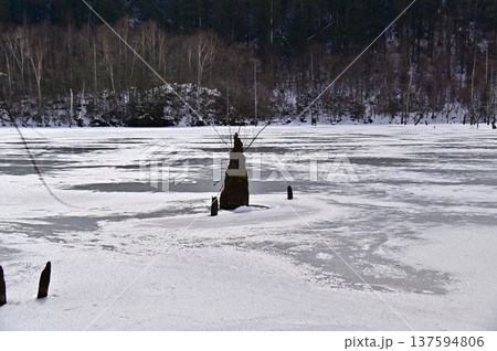 早春の自然湖の氷原に現れる氷の溶けた模様 137594806