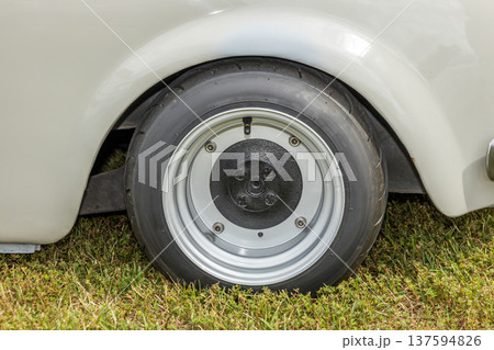 タイヤとホイール Tires, wheels and brakes on an old car 137594826