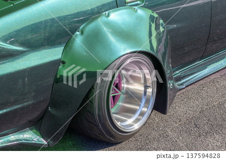 タイヤとホイール Tires, wheels and brakes on an old car タイヤとホイール Tires, wheels and brakes on an old car 137594828