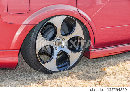 タイヤとホイール Tires, wheels and brakes on an old car タイヤとホイール Tires, wheels and brakes on an old car 137594829