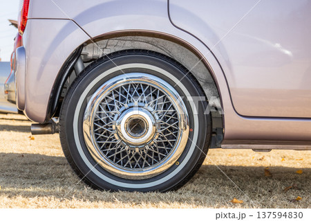 タイヤとホイール Tires, wheels and brakes on an old car 137594830