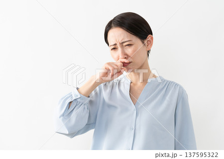 長袖シャツを着ている女性　ライフスタイルイメージ 137595322