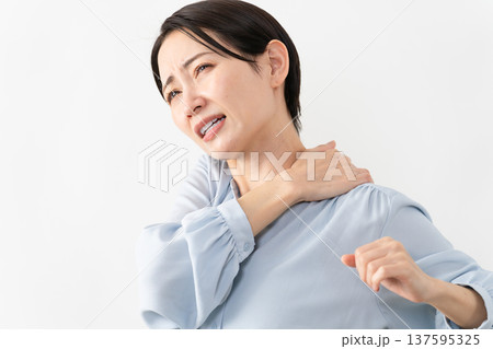 長袖シャツを着ている女性 ライフスタイルイメージ 長袖シャツを着ている女性 ライフスタイルイメージ 137595325