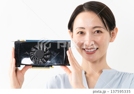 グラフィックボードを持っている女性　テクノロジーイメージ 137595335
