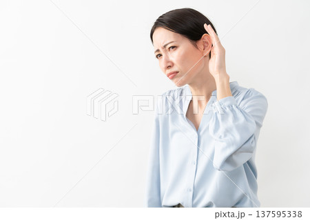 長袖シャツを着ている女性　ライフスタイルイメージ 137595338