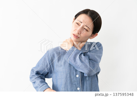 パジャマを着ている女性　ライフスタイルイメージ 137595348