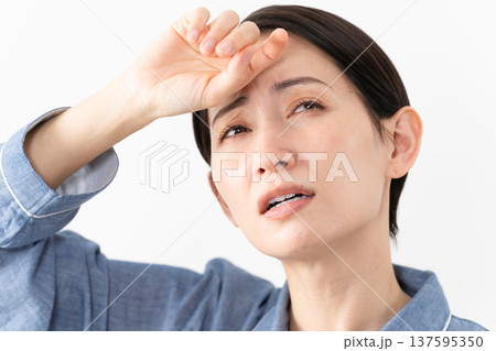 パジャマを着ている女性　ライフスタイルイメージ 137595350