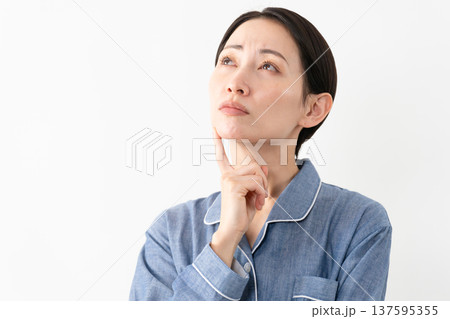 パジャマを着ている女性　ライフスタイルイメージ 137595355