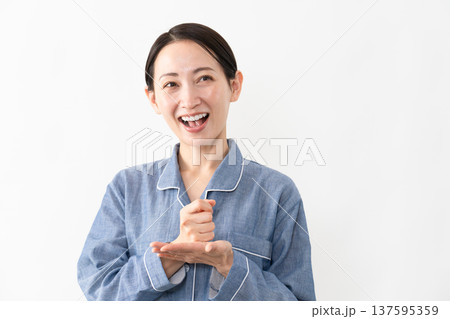 パジャマを着ている女性 ライフスタイルイメージ パジャマを着ている女性 ライフスタイルイメージ 137595359