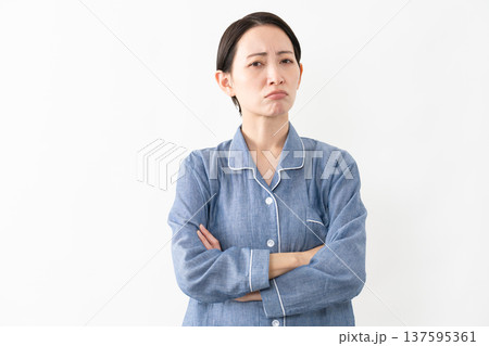 パジャマを着ている女性 ライフスタイルイメージ パジャマを着ている女性 ライフスタイルイメージ 137595361