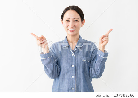 パジャマを着ている女性　ライフスタイルイメージ 137595366