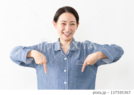 パジャマを着ている女性　ライフスタイルイメージ 137595367